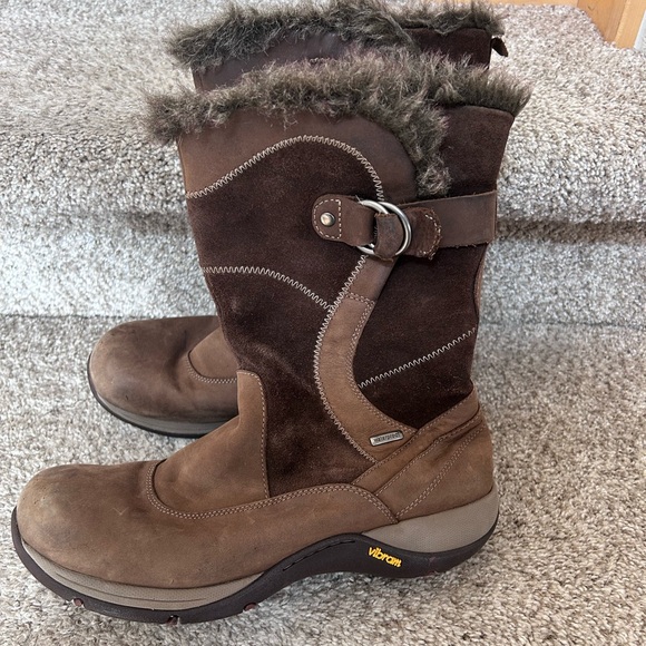 Dansko Cynthia Suede Shearling Lined Waterproof Boots in Brown. EUC. 39. - Picture 2 of 15